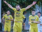 persiapan-para-pemain-arema-fc.jpg