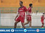 peter-odemwingie-saat-sesi-latihan-di-stadion-gelora-bangkalan_20170719_124014.jpg