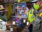 petugas-gabungan-menyita-247-botol-minuman-keras-miras-dalam-razia-di-kota-blitar.jpg