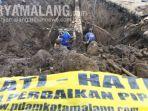 petugas-memperbaiki-pipa-pdam-kota-malang-di-jalan-raya-kidal-tajinan-tumpang-kabupaten-malang.jpg