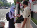 petugas-mengecek-suhu-tubuh-salah-siswa-di-smpn-1-kota-blitar.jpg