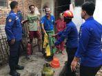 petugas-upt-pmk-kota-malang-saat-memeriksa-tabung-elpiji-yang-terbakar.jpg