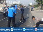 polisi-ketika-melakukan-olah-kejadian-laka-lantas-di-jalan-raya-gilang-sidoarjo.jpg