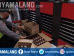 polisi-memeriksa-sejumlah-botol-miras-saat-razia-tempat-karaoke-di-kota-blitar.jpg