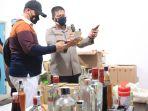 polisi-menggerebek-penjual-minuman-keras-miras-ilegal-di-ruko-perumahan-pondok-mutiara-sidoarjo.jpg