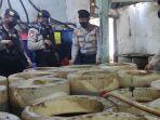 polisi-menutup-pabrik-minuman-keras-miras-ilegal-di-desa-sidomulyo-kecamatan-sawahan-madiun.jpg