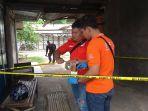 polisi-olah-tkp-lokasi-anak-tusuk-pisau-bapak-di-tulungagung.jpg