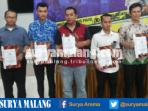polres-malang-kota-beri-penghargaan-kepada-warga-yang-cegah-kejahatan-via-panic-button-on-hand_20161006_171225.jpg