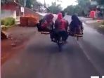 pria-bonceng-9-orang-di-satu-motor_20170909_221656.jpg