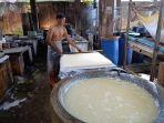 produksi-tahu-di-pabrik-tahu-Kelurahan-Pakunden-Kecamatan-Sukorejo-Kota-Blitar-Rabu.jpg
