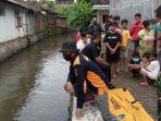 proses-evakuasi-jasad-bocah-perempuan-berinisial-n-6-di-aliran-sungai-kelurahan-bago-tulungagung.jpg