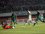pss-sleman-vs-persebaya-damian-lizio-cetak-gol-persebaya34.jpg