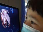 rafathar-melihat-calon-adiknya-dari-layar-usg.jpg