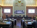 rapat-paripurna-secara-daring-di-dprd-batu.jpg