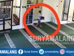 rekaman-cctv-saat-pelaku-membawa-kotak-amal-menuju-ke-kamar-mandi-masjid-syafii-di-mojokerto_20180406_151306.jpg