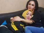 reuni-yuni-shara-angelina-sondakh-di-lapas-pondok-bambu-sangking-kangennya-sampai-digendong-1.jpg