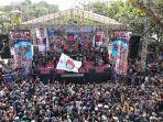 ribuan-penggemar-motor-honda-cb-saat-melihat-live-musik.jpg