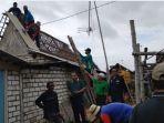 rumah-rusak-usai-diterjang-angin-puting-beliung-di-kecamatan-dukun-kabupaten-gresik.jpg