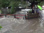 saluran-air-di-jalan-letjend-s-parman-kota-malang-yang-meluap-dan-menjadi-penyebab-banjir.jpg