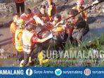 sar-mengevakuasi-jenazah-samsul-arifin-22-di-dam-blobo-kecamatan-kepanjen-kabupaten-malang.jpg
