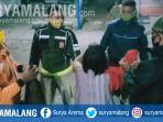 satpol-pp-berusaha-mengenakan-baju-kepada-cewek-yang-telanjang-bulat-kamis-12112020.jpg
