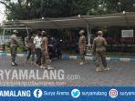 satpol-pp-kota-malang-selesai-menertibkan-pkl-dan-asongan-yang-berjualan-di-depan-kampus-um.jpg