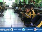 sdn-klojen-kota-malang-menggelar-kegiatan-belajar-mengajar-di-luar-kelas.jpg