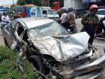 sedan-ringsek-tabrak-truk-di-madiun.jpg