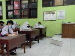 sejumlah-siswa-kelas-7-smpn-1-kota-blitar-mengikuti-kegiatan-pembelajaran-tatap-muka.jpg