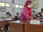 sejumlah-siswa-mengikuti-pembelajaran-tatap-muka-di-sdn-kepanjenlor-2-kota-blitar.jpg