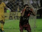 selebrasi-penyerang-psm-zulham-zamrun-seusai-mencetak-gol-pertama-timnya-ke-gawang-madura-united_20171112_205441.jpg