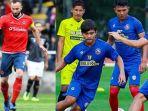 sergio-silva-kiri-dan-para-pemain-arema-fc-kanan-saat-berlatih-di-lapangan.jpg