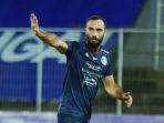 sergio-silva-saat-membela-arema-fc-di-bri-liga-1-2021-singo-edan.jpg