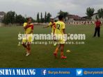 simon-mcmenemy-pimpin-latihan-perdana-bhayangkara-fc-di-lapangan-mapolda-jatim_20170116_111433.jpg