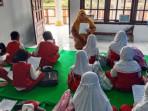 siswa-SDN-3-Pajaran-Kecamatan-Poncokusumo-Kabupaten-Malang-belajar-di-musala-rumah-warga.jpg