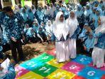 siswa-dan-guru-madrasah-tsanawiyah-negeri-6-malang-menggelar-permainan-ular-tangga.jpg