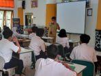 siswa-kelas-9-di-smpn-1-kota-malang-mendapat-motivasi-dari-suwarjana.jpg