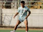 striker-Madura-United-Aji-Kusuma-dalam-sesi-latihan-tim-di-Stadion-Gelora-Bangkalan.jpg