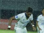 striker-arema-fc-carlos-fortes-dalam-laga-melawan-bhayangkara-fc-minggu-912022-malam.jpg