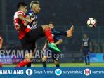 striker-arema-fc-cristian-gonzales-berebut-bola-dengan-bek-madura-united-fabiano-beltrame_20170514_210837.jpg
