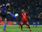 striker-arema-fc-sylvano-comvalius-berebut-bola-dengan-bek-borneo-fc-abdul-rachman.jpg