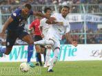 striker-arema-fc-sylvano-comvalius-berebut-bola-dengan-bek-persebaya-surabaya-andri-m.jpg