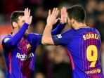 striker-fc-barcelona-luis-suarez-merayakan-golnya-bersama-lionel-messi_20171218_080856.jpg