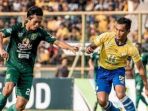 striker-persebaya-surabaya-rishadi-fauzi-hijau-saat-menghadapi-barito-putera_20180812_164532.jpg