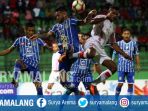 striker-persiba-marlon-da-silva-dan-striker-persipura-marianus-maryanto-di-stadion-gajayana_20170522_195628.jpg