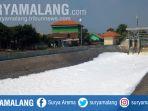 sungai-di-sidoarjo-tertutup-busa-yang-menyerupai-salju.jpg
