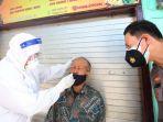 swab-test-pedagang-pasar-surabaya.jpg