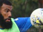 sylvano-comvalius-menguasai-bola-dengan-dalam-latihan-arema-fc-5.jpg