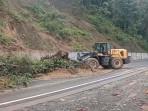Jalur Piket Nol Penghubung Lumajang Malang Kembali Longsor, Waspada Cuaca Ekstrem Hujan Deras !