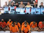 tersangka-kasus-penyalahgunaan-narkoba-beserta-barang-bukti-diamankan-di-Polres-Mojokerto-Kota.jpg